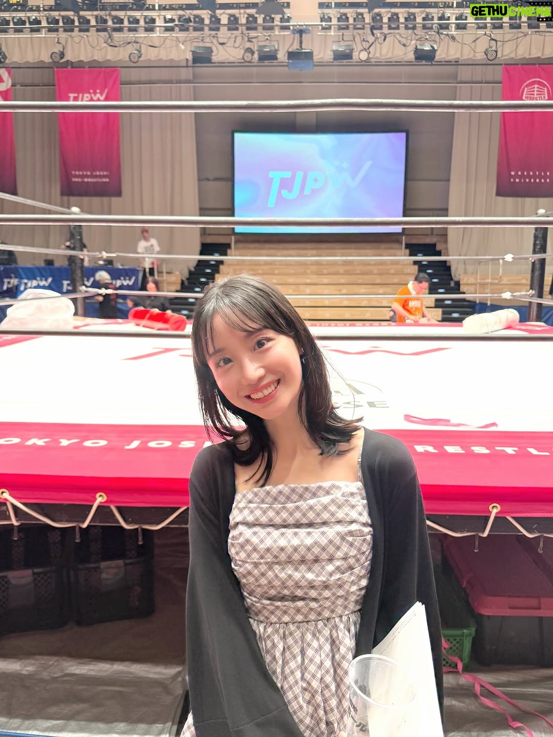 Aya Shibata - 2.1K Likes - 🔥

ㅤㅤㅤㅤㅤㅤㅤㅤㅤㅤㅤㅤㅤ
ㅤㅤㅤㅤㅤㅤㅤ昨日は東京女子プロレスさんの
「東京プリンセスカップ」を観戦してきました😳

仲良しスタッフさんがプロレス関係のお仕事をしていて、
色々教えてもらいながら観戦！

まずリングの近さにびっくり！歓声や技の音が大迫力🔥

荒井ちゃんの試合を生で見られたのも感激🥲

SKEの仲の良いスタッフさんから
荒井ちゃんがプロレスですごく頑張ってるお話しをよく聞いていて
絶対いつか観に行きたいと思っていたんです😋

実際に観られて、本当にかっこよかったし胸がグッときて、
試合中も思わず声が出ちゃいました。

荒井ちゃん、改めておめでとう！✨
ㅤㅤㅤㅤㅤㅤㅤㅤㅤㅤㅤㅤㅤ
ㅤㅤㅤㅤㅤㅤㅤㅤㅤㅤㅤㅤㅤ
そして観戦の感想いくつか、、、！🫶

荒井ちゃんの登場がかっこ良すぎてうるっとくる。
お客さんに沢山のテープを投げ込まれながら
名前を呼ばれる荒井ちゃんに痺れる。かっこいい🥲🫶

そして試合で全身全霊で戦う姿や
何度も立ち上がって立ち向かう姿に更にうるっとくる。🥲

ㅤㅤㅤㅤㅤㅤㅤㅤㅤㅤㅤㅤㅤ
プリンセスカップ優勝の渡辺未詩選手の曲が
頭から離れません😆おめでとうございます！
ㅤㅤㅤㅤㅤㅤㅤㅤㅤㅤㅤㅤㅤ(この投稿でかかっている曲です)

ㅤㅤㅤㅤㅤㅤㅤㅤㅤㅤㅤㅤㅤ
アジャコングさんめちゃ強い。かっこいい。
強すぎるからか対戦相手チームに
リングの端に養生テープでぐるぐる巻きにされていた😯
そして脱出もめちゃ早だった！
ㅤㅤㅤㅤㅤㅤㅤㅤㅤㅤㅤㅤㅤ
ㅤㅤㅤㅤㅤㅤㅤㅤㅤㅤㅤㅤㅤ
ビールが最高。カップかっこいい。
ㅤㅤㅤㅤㅤㅤㅤㅤㅤㅤㅤㅤㅤ
パンフレット貰った。すごく分かりやすい🙂‍↕️
みなさん素敵です。

ㅤㅤㅤㅤㅤㅤㅤㅤㅤㅤㅤㅤㅤ
良い夏の思い出になりました！大興奮よ！！！！
荒井ちゃん、本当に頑張ってて素晴らしいし、
私も本当に刺激をもらいました💕🥲
ㅤㅤㅤㅤㅤㅤㅤㅤㅤㅤㅤㅤㅤ
ㅤㅤㅤㅤㅤㅤㅤㅤㅤㅤㅤㅤㅤ
また絶対観戦行きたい！！

ㅤㅤㅤㅤㅤㅤㅤㅤㅤㅤㅤㅤㅤ
#tjpw #東京女子プロレス #プロレス #女子プロレス
