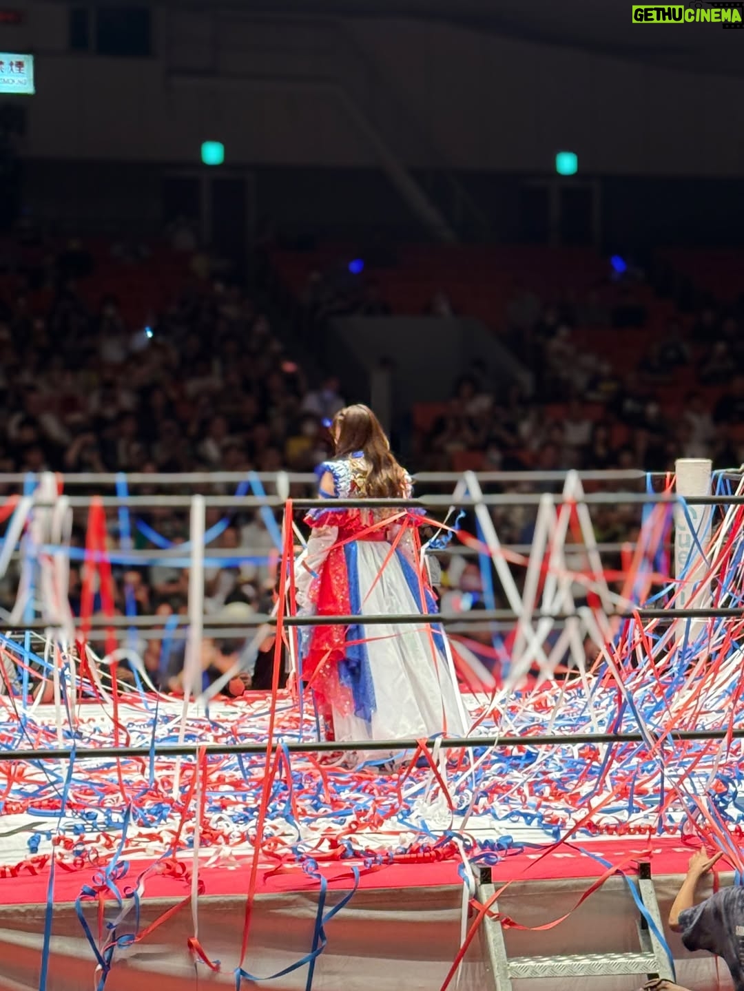 Aya Shibata - 2.1K Likes - 🔥

ㅤㅤㅤㅤㅤㅤㅤㅤㅤㅤㅤㅤㅤ
ㅤㅤㅤㅤㅤㅤㅤ昨日は東京女子プロレスさんの
「東京プリンセスカップ」を観戦してきました😳

仲良しスタッフさんがプロレス関係のお仕事をしていて、
色々教えてもらいながら観戦！

まずリングの近さにびっくり！歓声や技の音が大迫力🔥

荒井ちゃんの試合を生で見られたのも感激🥲

SKEの仲の良いスタッフさんから
荒井ちゃんがプロレスですごく頑張ってるお話しをよく聞いていて
絶対いつか観に行きたいと思っていたんです😋

実際に観られて、本当にかっこよかったし胸がグッときて、
試合中も思わず声が出ちゃいました。

荒井ちゃん、改めておめでとう！✨
ㅤㅤㅤㅤㅤㅤㅤㅤㅤㅤㅤㅤㅤ
ㅤㅤㅤㅤㅤㅤㅤㅤㅤㅤㅤㅤㅤ
そして観戦の感想いくつか、、、！🫶

荒井ちゃんの登場がかっこ良すぎてうるっとくる。
お客さんに沢山のテープを投げ込まれながら
名前を呼ばれる荒井ちゃんに痺れる。かっこいい🥲🫶

そして試合で全身全霊で戦う姿や
何度も立ち上がって立ち向かう姿に更にうるっとくる。🥲

ㅤㅤㅤㅤㅤㅤㅤㅤㅤㅤㅤㅤㅤ
プリンセスカップ優勝の渡辺未詩選手の曲が
頭から離れません😆おめでとうございます！
ㅤㅤㅤㅤㅤㅤㅤㅤㅤㅤㅤㅤㅤ(この投稿でかかっている曲です)

ㅤㅤㅤㅤㅤㅤㅤㅤㅤㅤㅤㅤㅤ
アジャコングさんめちゃ強い。かっこいい。
強すぎるからか対戦相手チームに
リングの端に養生テープでぐるぐる巻きにされていた😯
そして脱出もめちゃ早だった！
ㅤㅤㅤㅤㅤㅤㅤㅤㅤㅤㅤㅤㅤ
ㅤㅤㅤㅤㅤㅤㅤㅤㅤㅤㅤㅤㅤ
ビールが最高。カップかっこいい。
ㅤㅤㅤㅤㅤㅤㅤㅤㅤㅤㅤㅤㅤ
パンフレット貰った。すごく分かりやすい🙂‍↕️
みなさん素敵です。

ㅤㅤㅤㅤㅤㅤㅤㅤㅤㅤㅤㅤㅤ
良い夏の思い出になりました！大興奮よ！！！！
荒井ちゃん、本当に頑張ってて素晴らしいし、
私も本当に刺激をもらいました💕🥲
ㅤㅤㅤㅤㅤㅤㅤㅤㅤㅤㅤㅤㅤ
ㅤㅤㅤㅤㅤㅤㅤㅤㅤㅤㅤㅤㅤ
また絶対観戦行きたい！！

ㅤㅤㅤㅤㅤㅤㅤㅤㅤㅤㅤㅤㅤ
#tjpw #東京女子プロレス #プロレス #女子プロレス