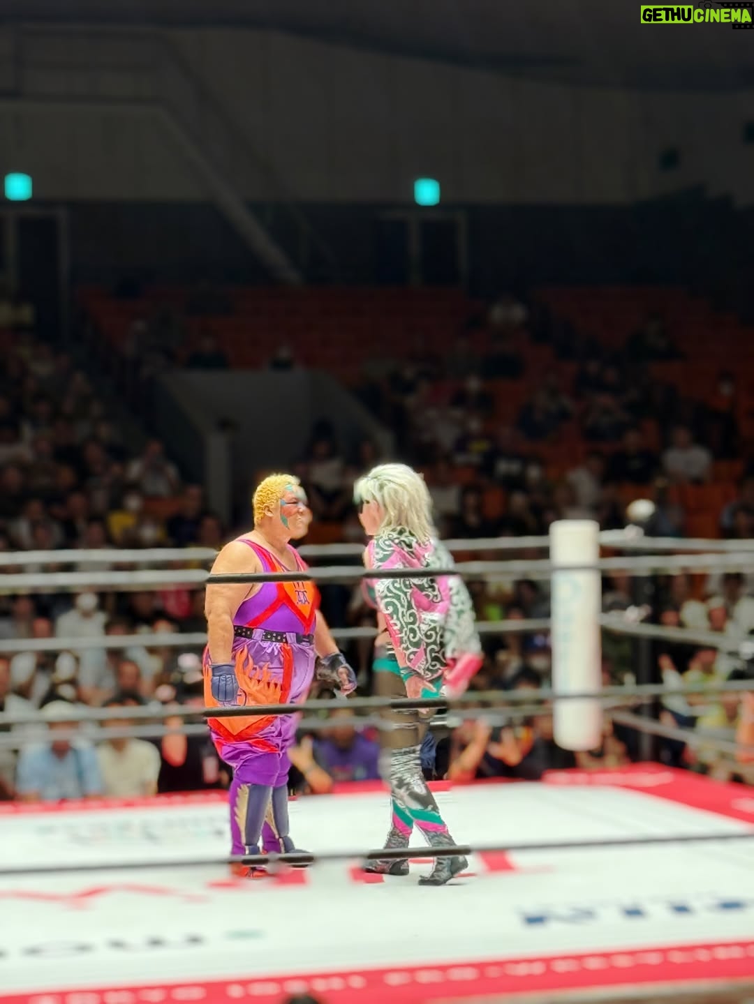 Aya Shibata - 2.1K Likes - 🔥

ㅤㅤㅤㅤㅤㅤㅤㅤㅤㅤㅤㅤㅤ
ㅤㅤㅤㅤㅤㅤㅤ昨日は東京女子プロレスさんの
「東京プリンセスカップ」を観戦してきました😳

仲良しスタッフさんがプロレス関係のお仕事をしていて、
色々教えてもらいながら観戦！

まずリングの近さにびっくり！歓声や技の音が大迫力🔥

荒井ちゃんの試合を生で見られたのも感激🥲

SKEの仲の良いスタッフさんから
荒井ちゃんがプロレスですごく頑張ってるお話しをよく聞いていて
絶対いつか観に行きたいと思っていたんです😋

実際に観られて、本当にかっこよかったし胸がグッときて、
試合中も思わず声が出ちゃいました。

荒井ちゃん、改めておめでとう！✨
ㅤㅤㅤㅤㅤㅤㅤㅤㅤㅤㅤㅤㅤ
ㅤㅤㅤㅤㅤㅤㅤㅤㅤㅤㅤㅤㅤ
そして観戦の感想いくつか、、、！🫶

荒井ちゃんの登場がかっこ良すぎてうるっとくる。
お客さんに沢山のテープを投げ込まれながら
名前を呼ばれる荒井ちゃんに痺れる。かっこいい🥲🫶

そして試合で全身全霊で戦う姿や
何度も立ち上がって立ち向かう姿に更にうるっとくる。🥲

ㅤㅤㅤㅤㅤㅤㅤㅤㅤㅤㅤㅤㅤ
プリンセスカップ優勝の渡辺未詩選手の曲が
頭から離れません😆おめでとうございます！
ㅤㅤㅤㅤㅤㅤㅤㅤㅤㅤㅤㅤㅤ(この投稿でかかっている曲です)

ㅤㅤㅤㅤㅤㅤㅤㅤㅤㅤㅤㅤㅤ
アジャコングさんめちゃ強い。かっこいい。
強すぎるからか対戦相手チームに
リングの端に養生テープでぐるぐる巻きにされていた😯
そして脱出もめちゃ早だった！
ㅤㅤㅤㅤㅤㅤㅤㅤㅤㅤㅤㅤㅤ
ㅤㅤㅤㅤㅤㅤㅤㅤㅤㅤㅤㅤㅤ
ビールが最高。カップかっこいい。
ㅤㅤㅤㅤㅤㅤㅤㅤㅤㅤㅤㅤㅤ
パンフレット貰った。すごく分かりやすい🙂‍↕️
みなさん素敵です。

ㅤㅤㅤㅤㅤㅤㅤㅤㅤㅤㅤㅤㅤ
良い夏の思い出になりました！大興奮よ！！！！
荒井ちゃん、本当に頑張ってて素晴らしいし、
私も本当に刺激をもらいました💕🥲
ㅤㅤㅤㅤㅤㅤㅤㅤㅤㅤㅤㅤㅤ
ㅤㅤㅤㅤㅤㅤㅤㅤㅤㅤㅤㅤㅤ
また絶対観戦行きたい！！

ㅤㅤㅤㅤㅤㅤㅤㅤㅤㅤㅤㅤㅤ
#tjpw #東京女子プロレス #プロレス #女子プロレス