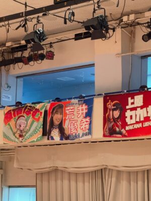 Aya Shibata Instagram - 🔥

ㅤㅤㅤㅤㅤㅤㅤㅤㅤㅤㅤㅤㅤ
ㅤㅤㅤㅤㅤㅤㅤ昨日は東京女子プロレスさんの
「東京プリンセスカップ」を観戦してきました😳

仲良しスタッフさんがプロレス関係のお仕事をしていて、
色々教えてもらいながら観戦！

まずリングの近さにびっくり！歓声や技の音が大迫力🔥

荒井ちゃんの試合を生で見られたのも感激🥲

SKEの仲の良いスタッフさんから
荒井ちゃんがプロレスですごく頑張ってるお話しをよく聞いていて
絶対いつか観に行きたいと思っていたんです😋

実際に観られて、本当にかっこよかったし胸がグッときて、
試合中も思わず声が出ちゃいました。

荒井ちゃん、改めておめでとう！✨
ㅤㅤㅤㅤㅤㅤㅤㅤㅤㅤㅤㅤㅤ
ㅤㅤㅤㅤㅤㅤㅤㅤㅤㅤㅤㅤㅤ
そして観戦の感想いくつか、、、！🫶

荒井ちゃんの登場がかっこ良すぎてうるっとくる。
お客さんに沢山のテープを投げ込まれながら
名前を呼ばれる荒井ちゃんに痺れる。かっこいい🥲🫶

そして試合で全身全霊で戦う姿や
何度も立ち上がって立ち向かう姿に更にうるっとくる。🥲

ㅤㅤㅤㅤㅤㅤㅤㅤㅤㅤㅤㅤㅤ
プリンセスカップ優勝の渡辺未詩選手の曲が
頭から離れません😆おめでとうございます！
ㅤㅤㅤㅤㅤㅤㅤㅤㅤㅤㅤㅤㅤ(この投稿でかかっている曲です)

ㅤㅤㅤㅤㅤㅤㅤㅤㅤㅤㅤㅤㅤ
アジャコングさんめちゃ強い。かっこいい。
強すぎるからか対戦相手チームに
リングの端に養生テープでぐるぐる巻きにされていた😯
そして脱出もめちゃ早だった！
ㅤㅤㅤㅤㅤㅤㅤㅤㅤㅤㅤㅤㅤ
ㅤㅤㅤㅤㅤㅤㅤㅤㅤㅤㅤㅤㅤ
ビールが最高。カップかっこいい。
ㅤㅤㅤㅤㅤㅤㅤㅤㅤㅤㅤㅤㅤ
パンフレット貰った。すごく分かりやすい🙂‍↕️
みなさん素敵です。

ㅤㅤㅤㅤㅤㅤㅤㅤㅤㅤㅤㅤㅤ
良い夏の思い出になりました！大興奮よ！！！！
荒井ちゃん、本当に頑張ってて素晴らしいし、
私も本当に刺激をもらいました💕🥲
ㅤㅤㅤㅤㅤㅤㅤㅤㅤㅤㅤㅤㅤ
ㅤㅤㅤㅤㅤㅤㅤㅤㅤㅤㅤㅤㅤ
また絶対観戦行きたい！！

ㅤㅤㅤㅤㅤㅤㅤㅤㅤㅤㅤㅤㅤ
#tjpw #東京女子プロレス #プロレス #女子プロレス