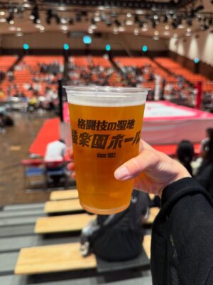 Aya Shibata Instagram - 🔥

ㅤㅤㅤㅤㅤㅤㅤㅤㅤㅤㅤㅤㅤ
ㅤㅤㅤㅤㅤㅤㅤ昨日は東京女子プロレスさんの
「東京プリンセスカップ」を観戦してきました😳

仲良しスタッフさんがプロレス関係のお仕事をしていて、
色々教えてもらいながら観戦！

まずリングの近さにびっくり！歓声や技の音が大迫力🔥

荒井ちゃんの試合を生で見られたのも感激🥲

SKEの仲の良いスタッフさんから
荒井ちゃんがプロレスですごく頑張ってるお話しをよく聞いていて
絶対いつか観に行きたいと思っていたんです😋

実際に観られて、本当にかっこよかったし胸がグッときて、
試合中も思わず声が出ちゃいました。

荒井ちゃん、改めておめでとう！✨
ㅤㅤㅤㅤㅤㅤㅤㅤㅤㅤㅤㅤㅤ
ㅤㅤㅤㅤㅤㅤㅤㅤㅤㅤㅤㅤㅤ
そして観戦の感想いくつか、、、！🫶

荒井ちゃんの登場がかっこ良すぎてうるっとくる。
お客さんに沢山のテープを投げ込まれながら
名前を呼ばれる荒井ちゃんに痺れる。かっこいい🥲🫶

そして試合で全身全霊で戦う姿や
何度も立ち上がって立ち向かう姿に更にうるっとくる。🥲

ㅤㅤㅤㅤㅤㅤㅤㅤㅤㅤㅤㅤㅤ
プリンセスカップ優勝の渡辺未詩選手の曲が
頭から離れません😆おめでとうございます！
ㅤㅤㅤㅤㅤㅤㅤㅤㅤㅤㅤㅤㅤ(この投稿でかかっている曲です)

ㅤㅤㅤㅤㅤㅤㅤㅤㅤㅤㅤㅤㅤ
アジャコングさんめちゃ強い。かっこいい。
強すぎるからか対戦相手チームに
リングの端に養生テープでぐるぐる巻きにされていた😯
そして脱出もめちゃ早だった！
ㅤㅤㅤㅤㅤㅤㅤㅤㅤㅤㅤㅤㅤ
ㅤㅤㅤㅤㅤㅤㅤㅤㅤㅤㅤㅤㅤ
ビールが最高。カップかっこいい。
ㅤㅤㅤㅤㅤㅤㅤㅤㅤㅤㅤㅤㅤ
パンフレット貰った。すごく分かりやすい🙂‍↕️
みなさん素敵です。

ㅤㅤㅤㅤㅤㅤㅤㅤㅤㅤㅤㅤㅤ
良い夏の思い出になりました！大興奮よ！！！！
荒井ちゃん、本当に頑張ってて素晴らしいし、
私も本当に刺激をもらいました💕🥲
ㅤㅤㅤㅤㅤㅤㅤㅤㅤㅤㅤㅤㅤ
ㅤㅤㅤㅤㅤㅤㅤㅤㅤㅤㅤㅤㅤ
また絶対観戦行きたい！！

ㅤㅤㅤㅤㅤㅤㅤㅤㅤㅤㅤㅤㅤ
#tjpw #東京女子プロレス #プロレス #女子プロレス