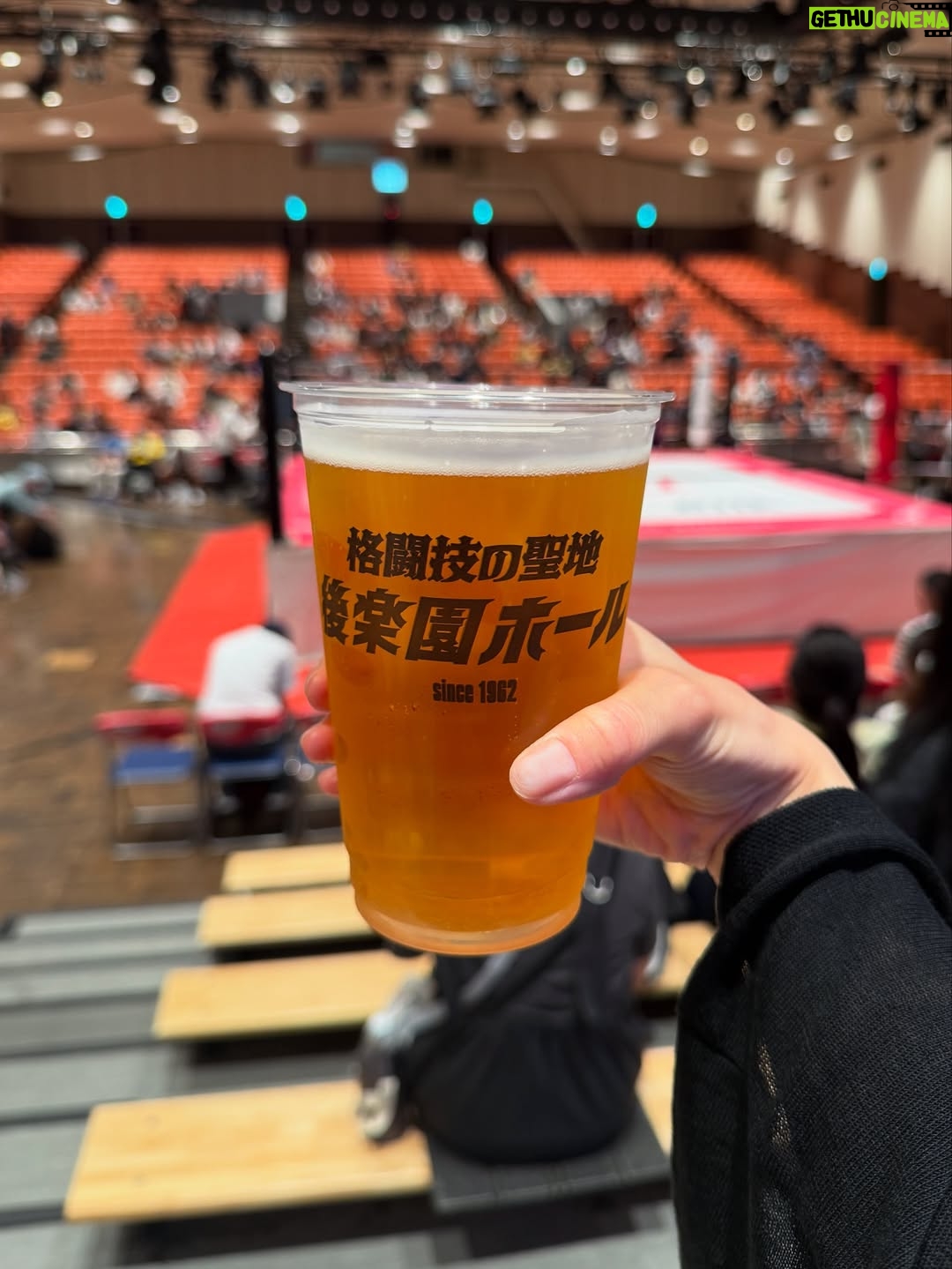 Aya Shibata - 2.1K Likes - 🔥

ㅤㅤㅤㅤㅤㅤㅤㅤㅤㅤㅤㅤㅤ
ㅤㅤㅤㅤㅤㅤㅤ昨日は東京女子プロレスさんの
「東京プリンセスカップ」を観戦してきました😳

仲良しスタッフさんがプロレス関係のお仕事をしていて、
色々教えてもらいながら観戦！

まずリングの近さにびっくり！歓声や技の音が大迫力🔥

荒井ちゃんの試合を生で見られたのも感激🥲

SKEの仲の良いスタッフさんから
荒井ちゃんがプロレスですごく頑張ってるお話しをよく聞いていて
絶対いつか観に行きたいと思っていたんです😋

実際に観られて、本当にかっこよかったし胸がグッときて、
試合中も思わず声が出ちゃいました。

荒井ちゃん、改めておめでとう！✨
ㅤㅤㅤㅤㅤㅤㅤㅤㅤㅤㅤㅤㅤ
ㅤㅤㅤㅤㅤㅤㅤㅤㅤㅤㅤㅤㅤ
そして観戦の感想いくつか、、、！🫶

荒井ちゃんの登場がかっこ良すぎてうるっとくる。
お客さんに沢山のテープを投げ込まれながら
名前を呼ばれる荒井ちゃんに痺れる。かっこいい🥲🫶

そして試合で全身全霊で戦う姿や
何度も立ち上がって立ち向かう姿に更にうるっとくる。🥲

ㅤㅤㅤㅤㅤㅤㅤㅤㅤㅤㅤㅤㅤ
プリンセスカップ優勝の渡辺未詩選手の曲が
頭から離れません😆おめでとうございます！
ㅤㅤㅤㅤㅤㅤㅤㅤㅤㅤㅤㅤㅤ(この投稿でかかっている曲です)

ㅤㅤㅤㅤㅤㅤㅤㅤㅤㅤㅤㅤㅤ
アジャコングさんめちゃ強い。かっこいい。
強すぎるからか対戦相手チームに
リングの端に養生テープでぐるぐる巻きにされていた😯
そして脱出もめちゃ早だった！
ㅤㅤㅤㅤㅤㅤㅤㅤㅤㅤㅤㅤㅤ
ㅤㅤㅤㅤㅤㅤㅤㅤㅤㅤㅤㅤㅤ
ビールが最高。カップかっこいい。
ㅤㅤㅤㅤㅤㅤㅤㅤㅤㅤㅤㅤㅤ
パンフレット貰った。すごく分かりやすい🙂‍↕️
みなさん素敵です。

ㅤㅤㅤㅤㅤㅤㅤㅤㅤㅤㅤㅤㅤ
良い夏の思い出になりました！大興奮よ！！！！
荒井ちゃん、本当に頑張ってて素晴らしいし、
私も本当に刺激をもらいました💕🥲
ㅤㅤㅤㅤㅤㅤㅤㅤㅤㅤㅤㅤㅤ
ㅤㅤㅤㅤㅤㅤㅤㅤㅤㅤㅤㅤㅤ
また絶対観戦行きたい！！

ㅤㅤㅤㅤㅤㅤㅤㅤㅤㅤㅤㅤㅤ
#tjpw #東京女子プロレス #プロレス #女子プロレス