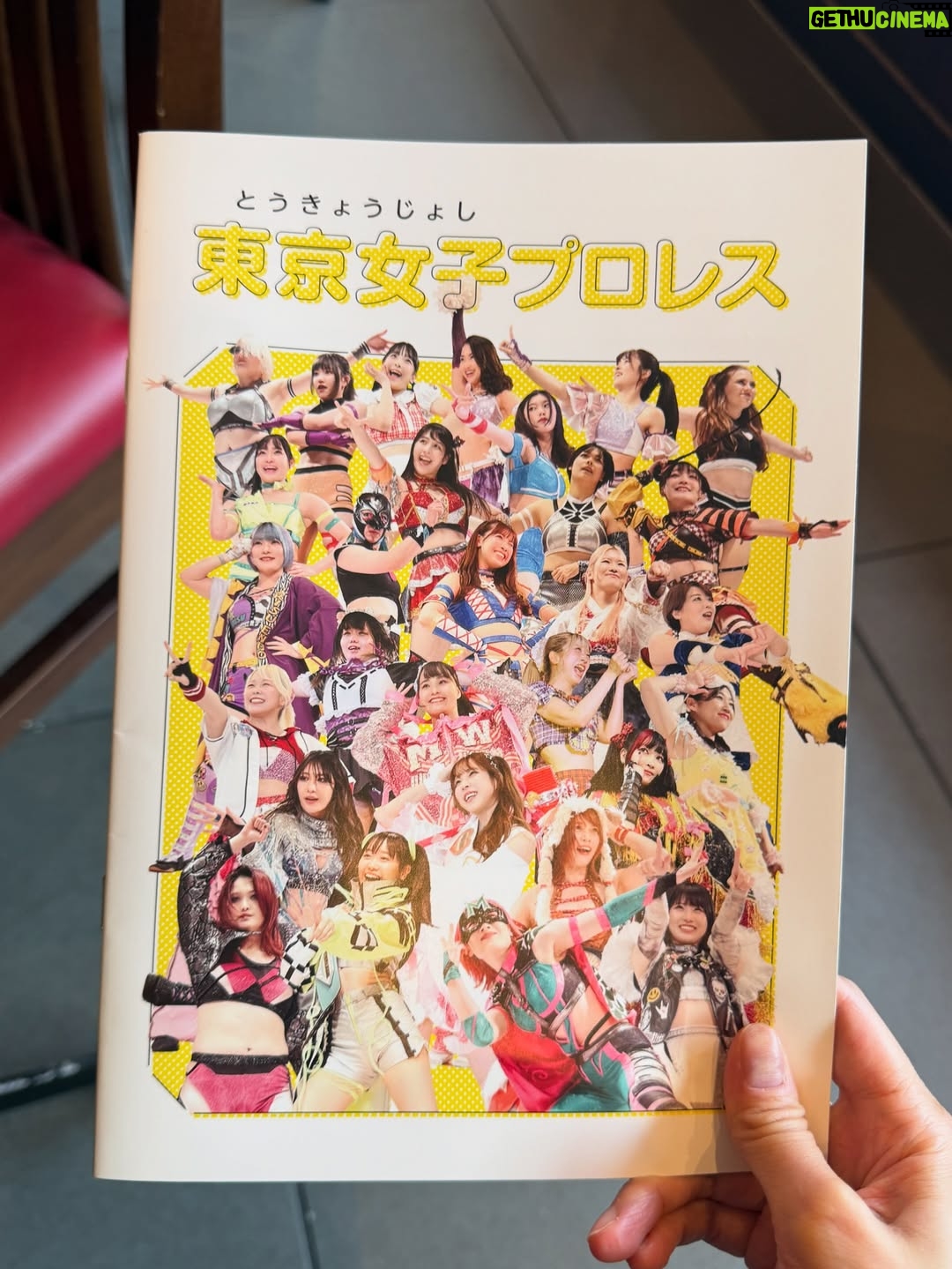Aya Shibata - 2.1K Likes - 🔥

ㅤㅤㅤㅤㅤㅤㅤㅤㅤㅤㅤㅤㅤ
ㅤㅤㅤㅤㅤㅤㅤ昨日は東京女子プロレスさんの
「東京プリンセスカップ」を観戦してきました😳

仲良しスタッフさんがプロレス関係のお仕事をしていて、
色々教えてもらいながら観戦！

まずリングの近さにびっくり！歓声や技の音が大迫力🔥

荒井ちゃんの試合を生で見られたのも感激🥲

SKEの仲の良いスタッフさんから
荒井ちゃんがプロレスですごく頑張ってるお話しをよく聞いていて
絶対いつか観に行きたいと思っていたんです😋

実際に観られて、本当にかっこよかったし胸がグッときて、
試合中も思わず声が出ちゃいました。

荒井ちゃん、改めておめでとう！✨
ㅤㅤㅤㅤㅤㅤㅤㅤㅤㅤㅤㅤㅤ
ㅤㅤㅤㅤㅤㅤㅤㅤㅤㅤㅤㅤㅤ
そして観戦の感想いくつか、、、！🫶

荒井ちゃんの登場がかっこ良すぎてうるっとくる。
お客さんに沢山のテープを投げ込まれながら
名前を呼ばれる荒井ちゃんに痺れる。かっこいい🥲🫶

そして試合で全身全霊で戦う姿や
何度も立ち上がって立ち向かう姿に更にうるっとくる。🥲

ㅤㅤㅤㅤㅤㅤㅤㅤㅤㅤㅤㅤㅤ
プリンセスカップ優勝の渡辺未詩選手の曲が
頭から離れません😆おめでとうございます！
ㅤㅤㅤㅤㅤㅤㅤㅤㅤㅤㅤㅤㅤ(この投稿でかかっている曲です)

ㅤㅤㅤㅤㅤㅤㅤㅤㅤㅤㅤㅤㅤ
アジャコングさんめちゃ強い。かっこいい。
強すぎるからか対戦相手チームに
リングの端に養生テープでぐるぐる巻きにされていた😯
そして脱出もめちゃ早だった！
ㅤㅤㅤㅤㅤㅤㅤㅤㅤㅤㅤㅤㅤ
ㅤㅤㅤㅤㅤㅤㅤㅤㅤㅤㅤㅤㅤ
ビールが最高。カップかっこいい。
ㅤㅤㅤㅤㅤㅤㅤㅤㅤㅤㅤㅤㅤ
パンフレット貰った。すごく分かりやすい🙂‍↕️
みなさん素敵です。

ㅤㅤㅤㅤㅤㅤㅤㅤㅤㅤㅤㅤㅤ
良い夏の思い出になりました！大興奮よ！！！！
荒井ちゃん、本当に頑張ってて素晴らしいし、
私も本当に刺激をもらいました💕🥲
ㅤㅤㅤㅤㅤㅤㅤㅤㅤㅤㅤㅤㅤ
ㅤㅤㅤㅤㅤㅤㅤㅤㅤㅤㅤㅤㅤ
また絶対観戦行きたい！！

ㅤㅤㅤㅤㅤㅤㅤㅤㅤㅤㅤㅤㅤ
#tjpw #東京女子プロレス #プロレス #女子プロレス