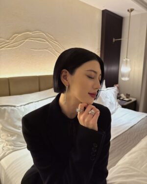 Ayaka Miyoshi Instagram - ♥️♠️🃏♣️♦️

A big thank you to everyone who came all the way out to the Alice in Borderland global fan event, and to those who watched on YouTube!!!

The new "げぇむ" begins in just two weeks…

I've personally been waiting for this day as Ann. 
It was such an honor to be able to step into her world again. 

A huge shout out to all the AIB fans around the world for your incredible support. We've only come this far because you've continued to survive the "げぇむ" with us⚔️

This isn't just a drama seriesーwe, the AIB family will survive through this with you, hand in hand. 

Streaming worldwide from September 25th.

♥️♠️🃏♣️♦️

#今際の国のアリス3
#AliceinBorderland3