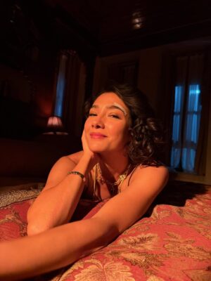 Aybüke Pusat Instagram - Mevsim salatası karışıklığında 💮 
Yorgunum ama çok mutluyum a dostlar 🧡 #reklam