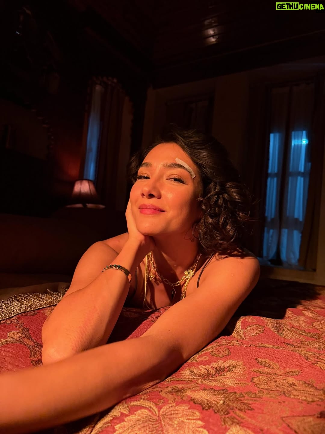 Aybüke Pusat - 157K Likes - Mevsim salatası karışıklığında 💮 
Yorgunum ama çok mutluyum a dostlar 🧡 #reklam