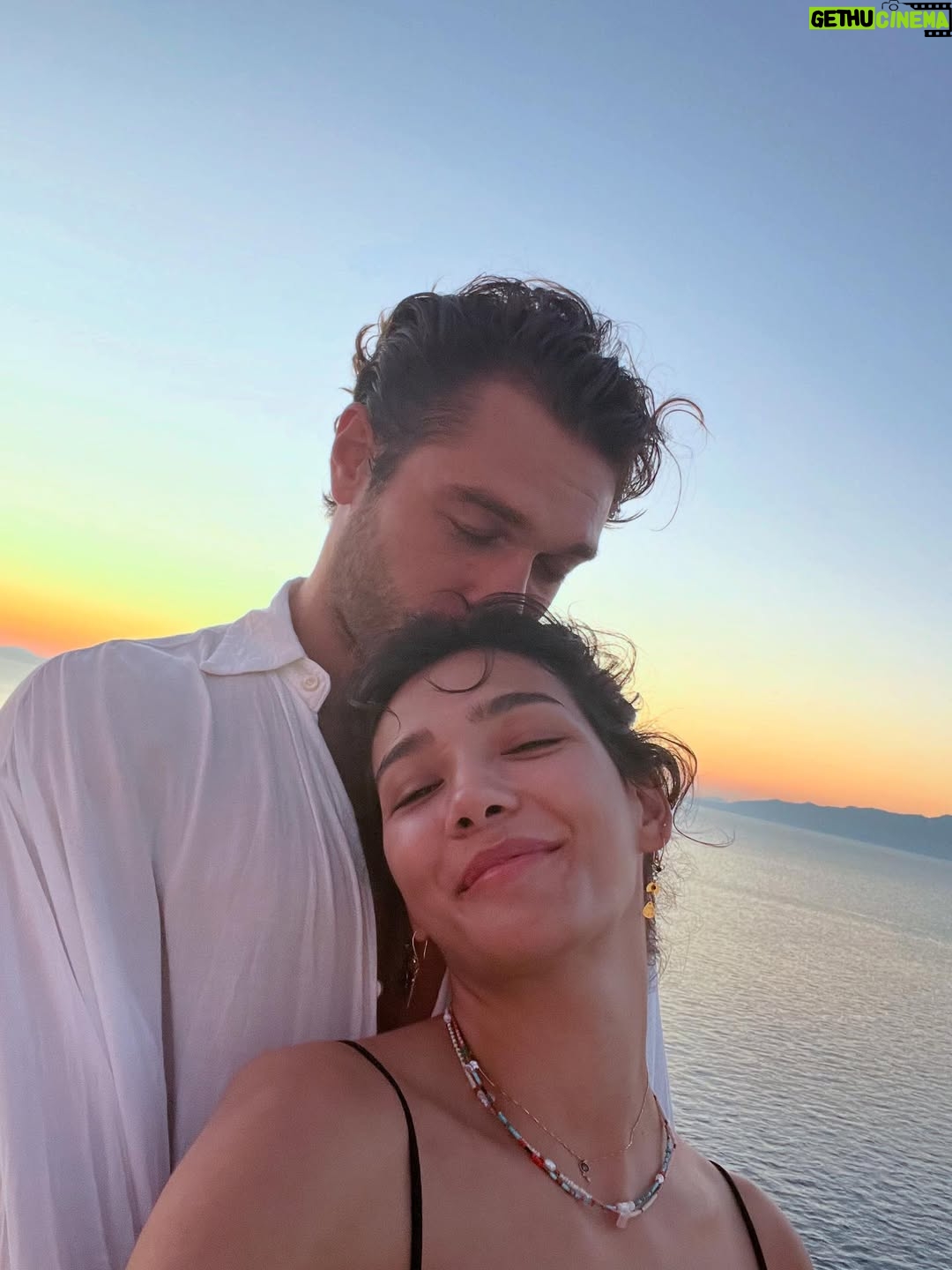 Aybüke Pusat - 635.9K Likes - İki gözümün çiçeği… 🌹