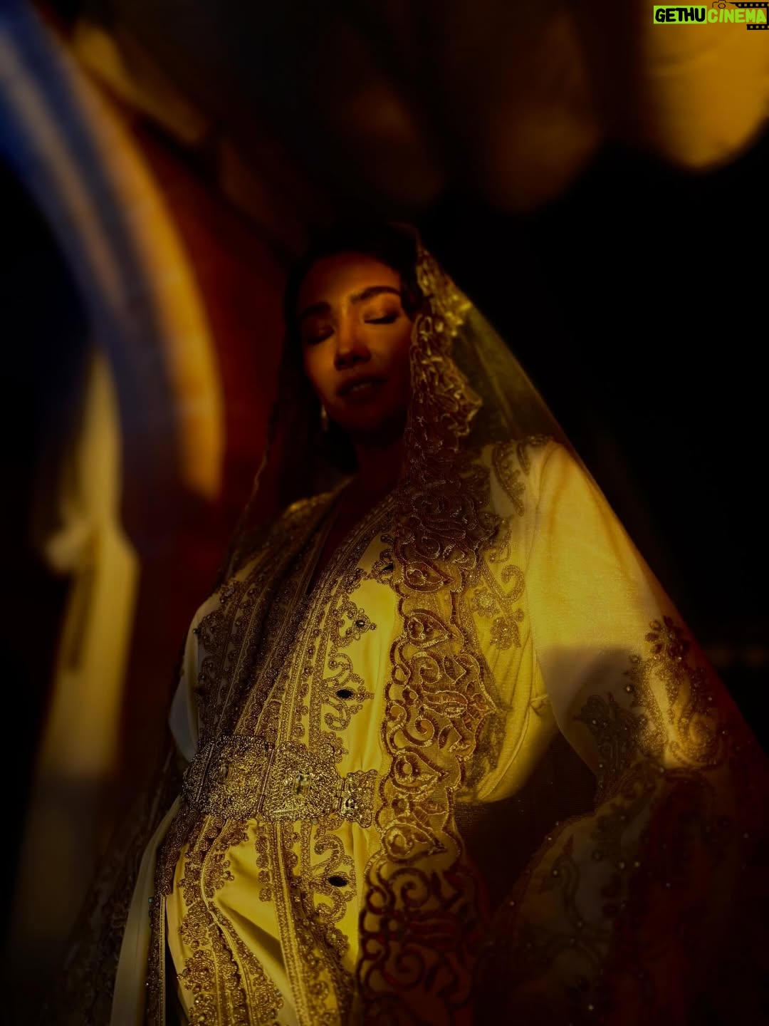 Aybüke Pusat - 157K Likes - Mevsim salatası karışıklığında 💮 
Yorgunum ama çok mutluyum a dostlar 🧡 #reklam