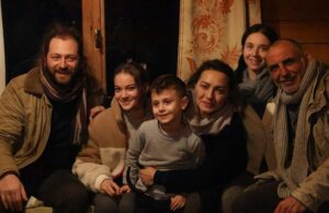 Ayça Bingöl Instagram - FİDAN 10 Ocak da seyirciyle buluşuyor @baskasinema. İyi seyirler…Daha önce hiç böyle hissetmemiştim, farklı bir yolculuk oldu benim için.Tüm fotoğrafların altına çok kalp 🤍🤍🤍 @fidanmovie @aycilyeltan