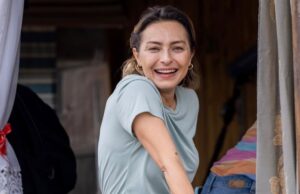 Ayça Bingöl Instagram - FİDAN 10 Ocak da seyirciyle buluşuyor @baskasinema. İyi seyirler…Daha önce hiç böyle hissetmemiştim, farklı bir yolculuk oldu benim için.Tüm fotoğrafların altına çok kalp 🤍🤍🤍 @fidanmovie @aycilyeltan