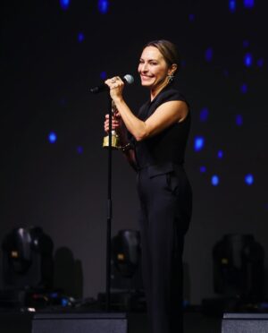 Ayça Bingöl Instagram - Sahnede kızlarıma hediye ettiğim bu değerli ödülü buradan da hayallerini gerçekleştirmek isteyen tüm kız çocuklarına hediye ederim @antalyaff @fidanmovie