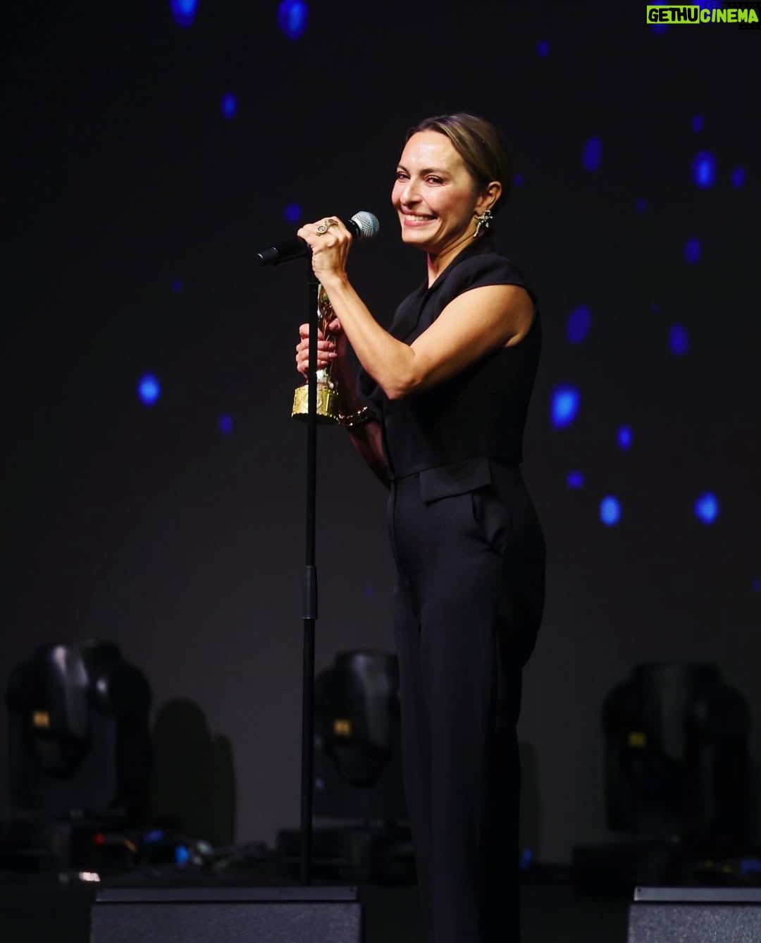 Ayça Bingöl - 21.3K Likes - Sahnede kızlarıma hediye ettiğim bu değerli ödülü buradan da hayallerini gerçekleştirmek isteyen tüm kız çocuklarına hediye ederim @antalyaff @fidanmovie