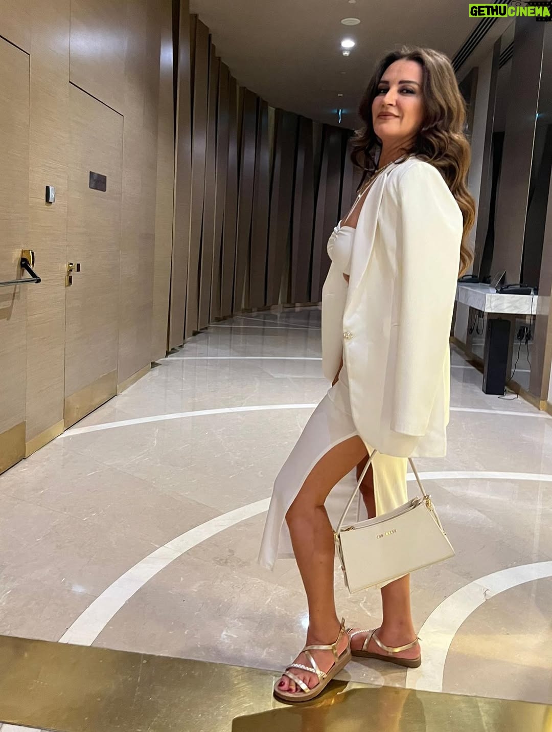 Ayça İnci - 1.6K Likes - 🤍♾️⭐️💫🌟🧿

@nuvocollectif @tedbaker_turkiye @bolesasuadiye 
Hair: @hair.pub 
Shoes: @derimod