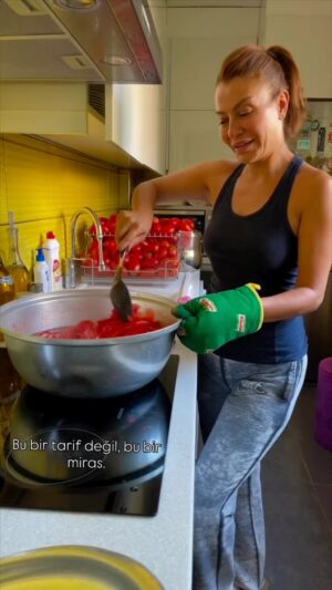 Ayşen Gürler Instagram - Z kuşağı mı? Ben K kuşağı: Kavanoz 🍅 .
.
İçindekiler: Domates, sevgi, emek, sabır. Başka bir şey koymadık❤️. .
.
.
.
.
.

#konserve #domates #emek #aşk #kırmızı #yemek #yumyum