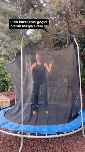 Ayşen Gürler Instagram - Çok eğlendim 💃🏿
Uçtu uçtu Ayşen uçtu…
Bu bir başarı hikayesi değil… Bu, gözünden yaş gelen bir trambolin vakası. Çam tokadı 🤦🏻‍♀️😅

.
.
.
.
.
.

#acıgerçekler  #trambolin #eğlence #uçuyorum #doğa #ağaç #komik