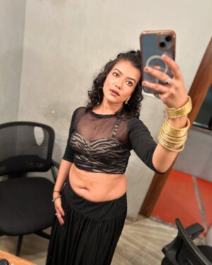 Ayendri Lavnia Roy Instagram - Lady in black…. No I am not filmfare🤣😝