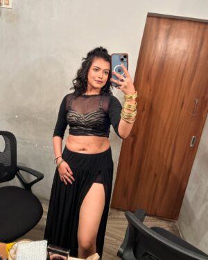 Ayendri Lavnia Roy Instagram - Lady in black…. No I am not filmfare🤣😝