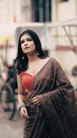 Ayendri Lavnia Roy Instagram - আজ সারাবেলা ❤️
Makeover by @parveensarika98 
Behind the lens @storiesby_sujoybiswas & team 
Shoot organised by @rony99official 

#bengali #bangaliana #bông