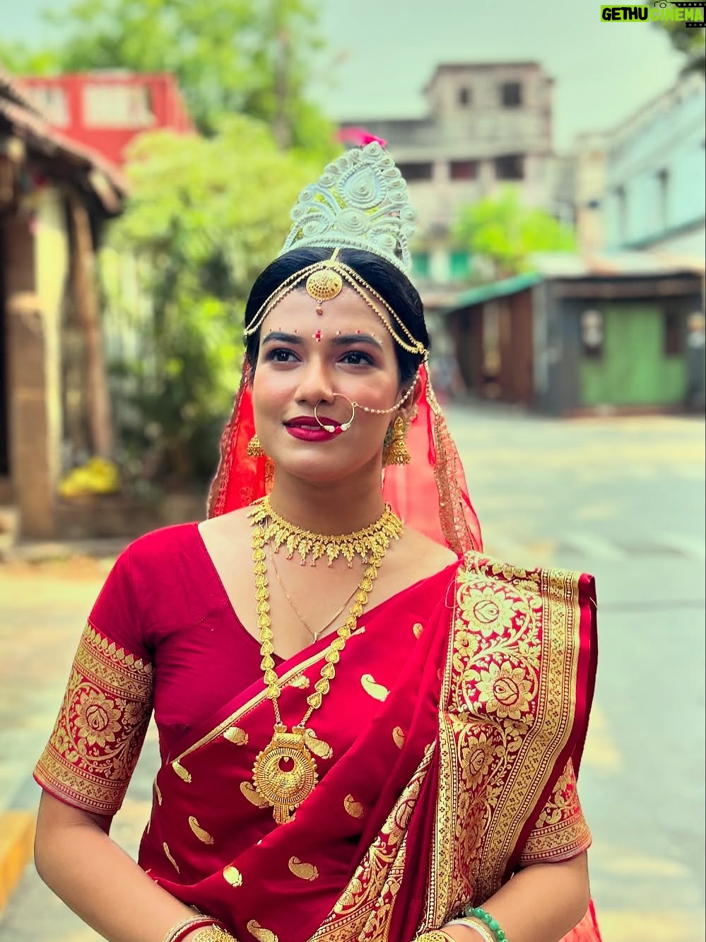 Ayendri Lavnia Roy - 4.2K Likes - A subtle wedding look is always a game changer 😄🤭❤️ and if it is with a bomb then 😂 @zeebanglaofficial
