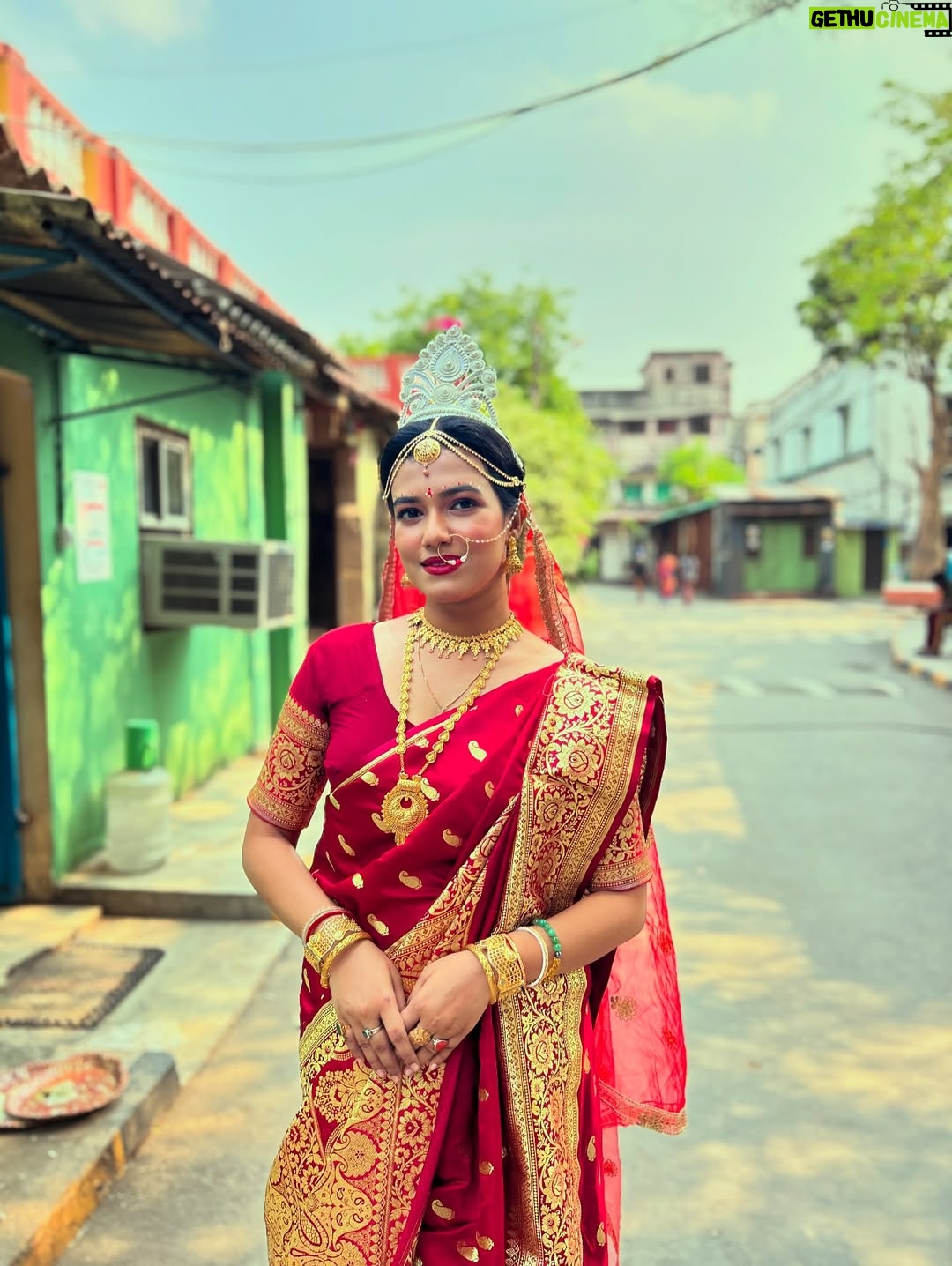 Ayendri Lavnia Roy - 4.2K Likes - A subtle wedding look is always a game changer 😄🤭❤️ and if it is with a bomb then 😂 @zeebanglaofficial