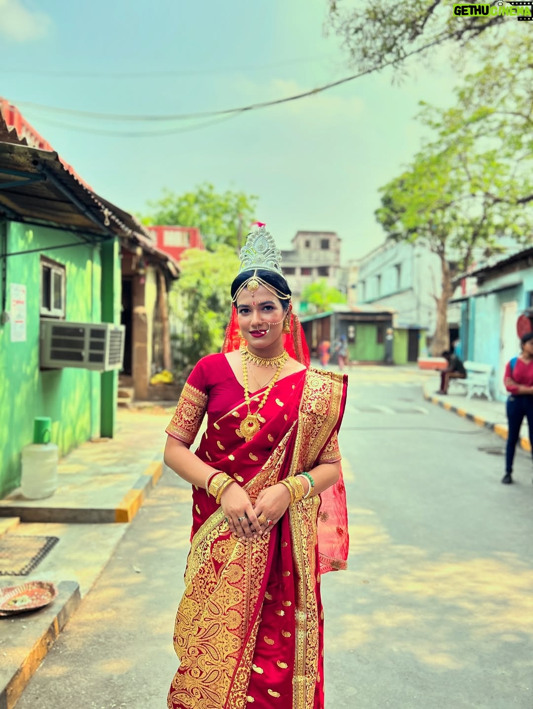 Ayendri Lavnia Roy - 4.2K Likes - A subtle wedding look is always a game changer 😄🤭❤️ and if it is with a bomb then 😂 @zeebanglaofficial