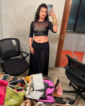 Ayendri Lavnia Roy Instagram - Lady in black…. No I am not filmfare🤣😝