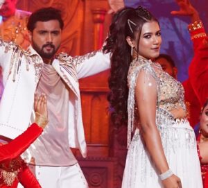 Ayendri Lavnia Roy Instagram - Watch our power packed performance tomorrow only on @zeebanglaofficial at 7:30PM
Kal Zee Banglar shonar shongsharer 25 tomo borsher ujjapon hobe 
Dekhte bhulben na kintu 
P.C @mrinmoysiva 

With @surabhimallick_official & @its_me_arka_chakraborty on stage 🔥