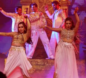 Ayendri Lavnia Roy Instagram - Watch our power packed performance tomorrow only on @zeebanglaofficial at 7:30PM
Kal Zee Banglar shonar shongsharer 25 tomo borsher ujjapon hobe 
Dekhte bhulben na kintu 
P.C @mrinmoysiva 

With @surabhimallick_official & @its_me_arka_chakraborty on stage 🔥
