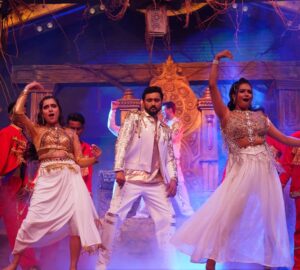 Ayendri Lavnia Roy Instagram - Watch our power packed performance tomorrow only on @zeebanglaofficial at 7:30PM
Kal Zee Banglar shonar shongsharer 25 tomo borsher ujjapon hobe 
Dekhte bhulben na kintu 
P.C @mrinmoysiva 

With @surabhimallick_official & @its_me_arka_chakraborty on stage 🔥