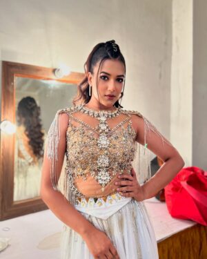 Ayendri Lavnia Roy Instagram - Zee Bangla Shonar songshar is knocking at the door… so sharing my look here…❤️
P.C @reel_ananya 🤗
