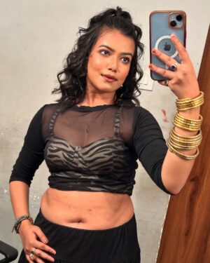 Ayendri Lavnia Roy Instagram - Lady in black…. No I am not filmfare🤣😝
