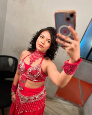 Ayendri Lavnia Roy Instagram - Makeup room diaries ❤️🔥🙈
Red always gives you confidence