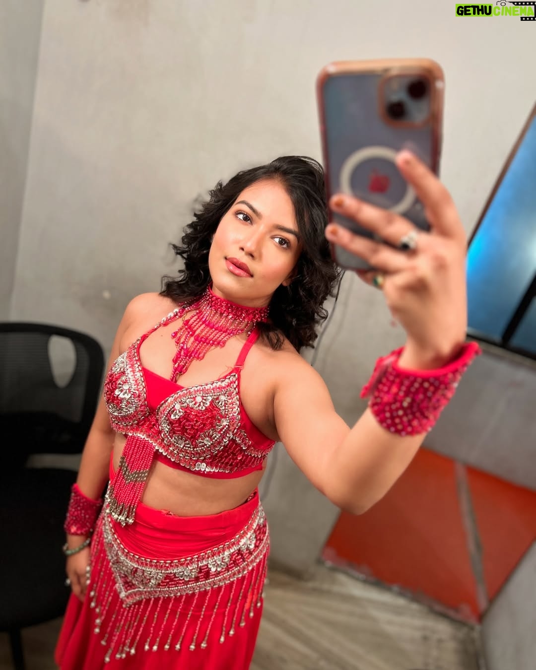 Ayendri Lavnia Roy - 2.1K Likes - Makeup room diaries ❤️🔥🙈
Red always gives you confidence
