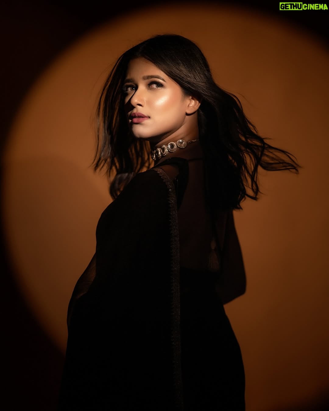 Ayendri Lavnia Roy - 5.4K Likes - Fresh breeze ❤️ meets hot air!!!???
Behind the lens @storiesby_sujoybiswas 
Shoot organised by @rony99official 
Saree by @daliadas.sharma 
Makeover by @parveensarika98