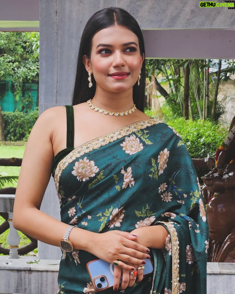 Ayendri Lavnia Roy - 4.8K Likes - As I am done with my hindi series, 
Here I am in my city, starting a new character and a new chapter… As many of you have watched me on precap already and asking me about it… 
So yes! 
Here I welcome this lady on my feed… 
Ke? Keno? Ki bishoye!? Jante hole————-
Dekhte thakun KON GOPONE MON VESHECHE only on ZEE BANGLA at 9:00PM @zeebanglaofficial AND anytime on @zee5_bangla ZEE5 app… 
Thank you! Zee Bangla, Souvik Da and ofcourse Srijitaa di!! ❤️