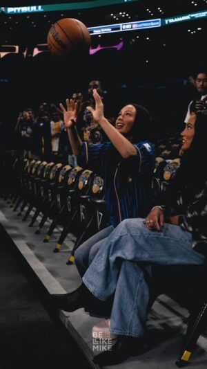 Ayesha Curry Instagram - ​🏀💙💛