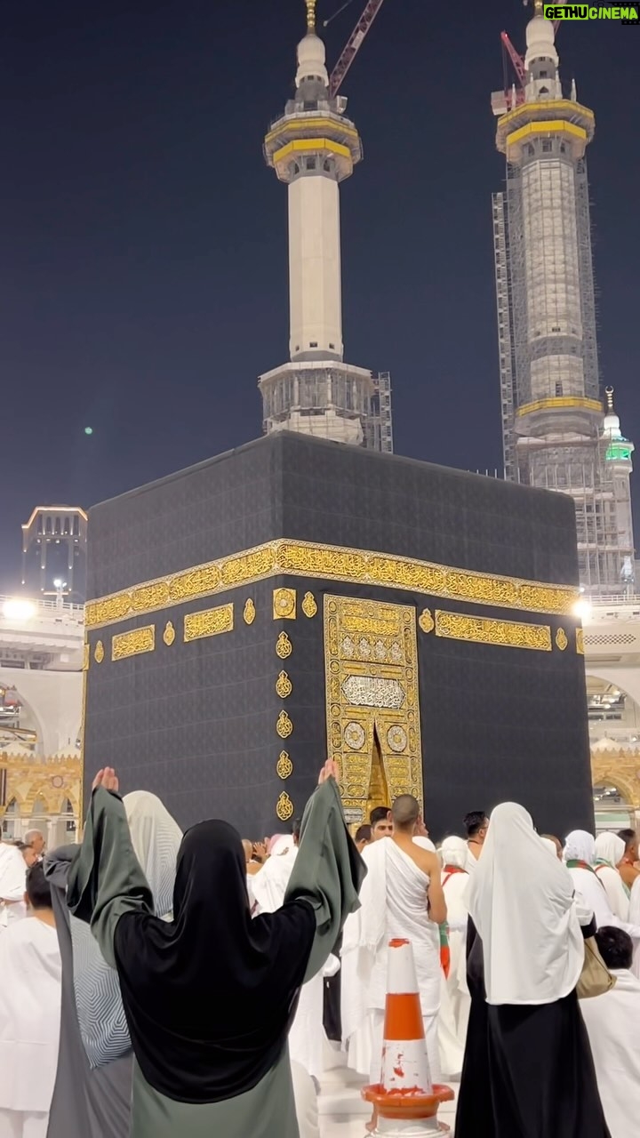 Ayesha Ijaz - 2.1K Likes - Ramadan blessings to you, your family, and all Muslims worldwide! May this month be full of love, peace, and prayers for those in need. I really wish I could be in Mecca right now, but let’s cherish the memories from my first Umrah last year! 🌙✨#ayeshaijazblogg