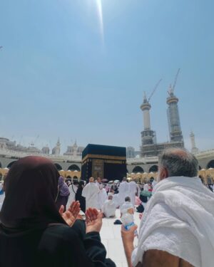 Ayesha Ijaz Instagram - GRATEFUL! 🤍 #jummahmubarak #umrahwithparents #alhamdulillah