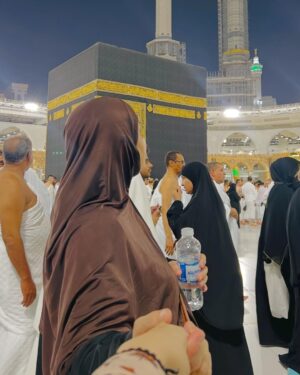 Ayesha Ijaz Instagram - GRATEFUL! 🤍 #jummahmubarak #umrahwithparents #alhamdulillah