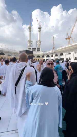 Ayesha Ijaz Instagram - Who said Allah SWT doesn’t respond to prayers? 😫
The most spur-of-the-moment plan for #umrahinramadan with my husband!!
GUYYSSS, ALLAH invited me again! 🥹🫀
May all of you have the chance to encounter Ramadan in Makkah at least once in your lifetime! InshaAllah, Aameen!
#umrahinramadan #umrah2024 #mecca #kaaba