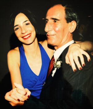 Aylin Aslım Instagram - Geçen yıl tam da bugünü kucağıma bırakıp gittin ya, şaka yapmayı da pek bilmezdin oysa. 
Naci Aslım, 15.6.2024 🖤