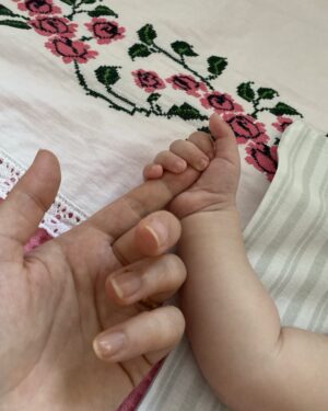 Aylin Aslım Instagram - Kabuk tutmayan yaram, aynı yaraya yegâne derman. Kalbim taşlaşmasın diye aniden gönderilen.  Zincir kırıldı; sayende. 
Anne yüreği taşıyan ker kadının Anneler Günü kutlu olsun. 🌿