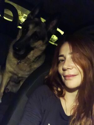 Aylin Aslım Instagram - Az önce dünyanın en iyi köpeği aslan yürekli Co’yla vedalaştık. Bir gün tekrar buluşacağımıza söz verdik. Muhteşem bir arkadaştı. Bir kez bile üzmedi beni, bir kez. Ona hak ettiği hayatı yaşatmak için elimizden geleni yaptık. Hatamız olduysa da, ki olmuştur, bir kere bile bize hissettirmedi. İyi ki bize geldin, güle güle dünyanın en güzel oğlu. 🤍
Seni çok özleyeceğiz. @lustrog #satinalmasahiplen