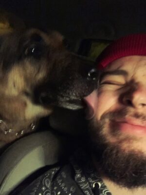 Aylin Aslım Instagram - Az önce dünyanın en iyi köpeği aslan yürekli Co’yla vedalaştık. Bir gün tekrar buluşacağımıza söz verdik. Muhteşem bir arkadaştı. Bir kez bile üzmedi beni, bir kez. Ona hak ettiği hayatı yaşatmak için elimizden geleni yaptık. Hatamız olduysa da, ki olmuştur, bir kere bile bize hissettirmedi. İyi ki bize geldin, güle güle dünyanın en güzel oğlu. 🤍
Seni çok özleyeceğiz. @lustrog #satinalmasahiplen