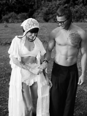 Ayza Vagapova Instagram - В нашей паре нет всех этих «навсегда», «самый лучший/лучшая», «ты не такая/не такой как все», «мне кажется, мы знакомы целую вечность», «ты сделала/сделал меня самым счастливым», «до тебя я так никогда не любил/не любила». В нашей паре - «мне с тобой безопасно», «мне с тобой спокойно и интересно», «давай узнавать друг друга без спешки», «давай не терять себя, даже, когда теряем голову», я можешь быть собой, я тебя ни с кем не сравниваю», «я не строю ожидания, мне хорошо здесь и сейчас», «ты не должен/не должна угадывать, что я чувствую - я скажу сам/сама», «я тебя не тороплю». 
❤️