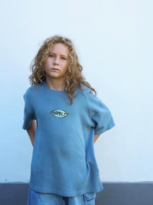 Ayza Vagapova Instagram - Пожалуй, сегодня подходящий день, чтобы назвать свой самый большой страх, дать выход этому чувству и постараться избавиться от него…

За два месяца до того, как внутри меня, в унисон моему сердцу, забилось маленькое сердечко Элвиса, я потеряла малыша. У меня была замершая беременность, и врачи настоятельно рекомендовали не беременеть год, но я не послушала и уже через полтора месяца снова забеременела.

Беременность прошла хорошо, малыш был в полном порядке, а вот я — нет.
Я жила в постоянном страхе, что снова потеряю ребёнка. За эти 40 недель я буквально свела свой мозг с ума — тревога не отпускала меня ни на минуту. Я ходила к врачам слушать сердцебиение через день. Я бесконечно сдавала анализы, прислушивалась к каждому сигналу своего тела и даже придумала себе странный «тест»: представляла тофу. Если меня тошнило от одной мысли о нём — значит, с малышом всё в порядке.

Я очень хотела родить Элвиса самостоятельно, но после 22 часов схваток у меня не получилось, и мне сделали экстренное кесарево. Я увидела здорового малыша, хоть и уставшего от долгих часов в схватках. Мой тревожный мозг не давал покоя даже ему. Но он был здоров, и все 6 дней, что я провела в роддоме, я не выпускала Элвиса из рук и была счастлива. На время тревога ушла.

На 7-й день нас выписали домой. Я порхала от счастья! Совсем не мучилась от недосыпа, напрочь отказалась от няни — всё сама. Элвис не слезал с груди, ему постоянно хотелось есть, он успокаивался только рядом со мной. 24/7 на груди. Вес набирался медленно для первых дней…

Звонок из роддома. Голос педиатра: «Через месяц приходите на дополнительный анализ крови, у вашего сына подозрение на муковисцидоз». И — короткие гудки.

«Что такое муковисцидоз и почему так долго ждать анализа?» — первая мысль в моей голове… пока я не открыла Google.

Моё сердце было разбито.
Процент выживаемости до года очень мал… Я не буду пересказывать весь тот ужас, что узнала в интернете. Просто представьте, что я чувствовала...
Продолжение в комментариях…👇🏽