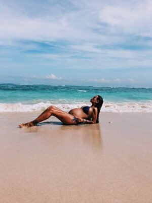 Ayza Vagapova Instagram - Пожалуй, сегодня подходящий день, чтобы назвать свой самый большой страх, дать выход этому чувству и постараться избавиться от него…

За два месяца до того, как внутри меня, в унисон моему сердцу, забилось маленькое сердечко Элвиса, я потеряла малыша. У меня была замершая беременность, и врачи настоятельно рекомендовали не беременеть год, но я не послушала и уже через полтора месяца снова забеременела.

Беременность прошла хорошо, малыш был в полном порядке, а вот я — нет.
Я жила в постоянном страхе, что снова потеряю ребёнка. За эти 40 недель я буквально свела свой мозг с ума — тревога не отпускала меня ни на минуту. Я ходила к врачам слушать сердцебиение через день. Я бесконечно сдавала анализы, прислушивалась к каждому сигналу своего тела и даже придумала себе странный «тест»: представляла тофу. Если меня тошнило от одной мысли о нём — значит, с малышом всё в порядке.

Я очень хотела родить Элвиса самостоятельно, но после 22 часов схваток у меня не получилось, и мне сделали экстренное кесарево. Я увидела здорового малыша, хоть и уставшего от долгих часов в схватках. Мой тревожный мозг не давал покоя даже ему. Но он был здоров, и все 6 дней, что я провела в роддоме, я не выпускала Элвиса из рук и была счастлива. На время тревога ушла.

На 7-й день нас выписали домой. Я порхала от счастья! Совсем не мучилась от недосыпа, напрочь отказалась от няни — всё сама. Элвис не слезал с груди, ему постоянно хотелось есть, он успокаивался только рядом со мной. 24/7 на груди. Вес набирался медленно для первых дней…

Звонок из роддома. Голос педиатра: «Через месяц приходите на дополнительный анализ крови, у вашего сына подозрение на муковисцидоз». И — короткие гудки.

«Что такое муковисцидоз и почему так долго ждать анализа?» — первая мысль в моей голове… пока я не открыла Google.

Моё сердце было разбито.
Процент выживаемости до года очень мал… Я не буду пересказывать весь тот ужас, что узнала в интернете. Просто представьте, что я чувствовала...
Продолжение в комментариях…👇🏽