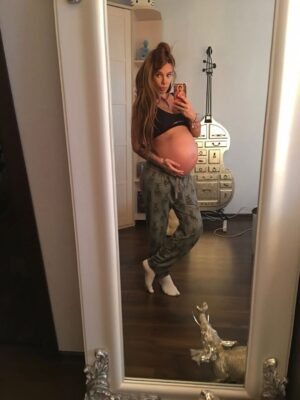 Ayza Vagapova Instagram - Пожалуй, сегодня подходящий день, чтобы назвать свой самый большой страх, дать выход этому чувству и постараться избавиться от него…

За два месяца до того, как внутри меня, в унисон моему сердцу, забилось маленькое сердечко Элвиса, я потеряла малыша. У меня была замершая беременность, и врачи настоятельно рекомендовали не беременеть год, но я не послушала и уже через полтора месяца снова забеременела.

Беременность прошла хорошо, малыш был в полном порядке, а вот я — нет.
Я жила в постоянном страхе, что снова потеряю ребёнка. За эти 40 недель я буквально свела свой мозг с ума — тревога не отпускала меня ни на минуту. Я ходила к врачам слушать сердцебиение через день. Я бесконечно сдавала анализы, прислушивалась к каждому сигналу своего тела и даже придумала себе странный «тест»: представляла тофу. Если меня тошнило от одной мысли о нём — значит, с малышом всё в порядке.

Я очень хотела родить Элвиса самостоятельно, но после 22 часов схваток у меня не получилось, и мне сделали экстренное кесарево. Я увидела здорового малыша, хоть и уставшего от долгих часов в схватках. Мой тревожный мозг не давал покоя даже ему. Но он был здоров, и все 6 дней, что я провела в роддоме, я не выпускала Элвиса из рук и была счастлива. На время тревога ушла.

На 7-й день нас выписали домой. Я порхала от счастья! Совсем не мучилась от недосыпа, напрочь отказалась от няни — всё сама. Элвис не слезал с груди, ему постоянно хотелось есть, он успокаивался только рядом со мной. 24/7 на груди. Вес набирался медленно для первых дней…

Звонок из роддома. Голос педиатра: «Через месяц приходите на дополнительный анализ крови, у вашего сына подозрение на муковисцидоз». И — короткие гудки.

«Что такое муковисцидоз и почему так долго ждать анализа?» — первая мысль в моей голове… пока я не открыла Google.

Моё сердце было разбито.
Процент выживаемости до года очень мал… Я не буду пересказывать весь тот ужас, что узнала в интернете. Просто представьте, что я чувствовала...
Продолжение в комментариях…👇🏽