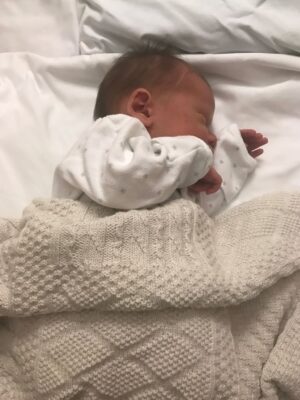 Ayza Vagapova Instagram - Пожалуй, сегодня подходящий день, чтобы назвать свой самый большой страх, дать выход этому чувству и постараться избавиться от него…

За два месяца до того, как внутри меня, в унисон моему сердцу, забилось маленькое сердечко Элвиса, я потеряла малыша. У меня была замершая беременность, и врачи настоятельно рекомендовали не беременеть год, но я не послушала и уже через полтора месяца снова забеременела.

Беременность прошла хорошо, малыш был в полном порядке, а вот я — нет.
Я жила в постоянном страхе, что снова потеряю ребёнка. За эти 40 недель я буквально свела свой мозг с ума — тревога не отпускала меня ни на минуту. Я ходила к врачам слушать сердцебиение через день. Я бесконечно сдавала анализы, прислушивалась к каждому сигналу своего тела и даже придумала себе странный «тест»: представляла тофу. Если меня тошнило от одной мысли о нём — значит, с малышом всё в порядке.

Я очень хотела родить Элвиса самостоятельно, но после 22 часов схваток у меня не получилось, и мне сделали экстренное кесарево. Я увидела здорового малыша, хоть и уставшего от долгих часов в схватках. Мой тревожный мозг не давал покоя даже ему. Но он был здоров, и все 6 дней, что я провела в роддоме, я не выпускала Элвиса из рук и была счастлива. На время тревога ушла.

На 7-й день нас выписали домой. Я порхала от счастья! Совсем не мучилась от недосыпа, напрочь отказалась от няни — всё сама. Элвис не слезал с груди, ему постоянно хотелось есть, он успокаивался только рядом со мной. 24/7 на груди. Вес набирался медленно для первых дней…

Звонок из роддома. Голос педиатра: «Через месяц приходите на дополнительный анализ крови, у вашего сына подозрение на муковисцидоз». И — короткие гудки.

«Что такое муковисцидоз и почему так долго ждать анализа?» — первая мысль в моей голове… пока я не открыла Google.

Моё сердце было разбито.
Процент выживаемости до года очень мал… Я не буду пересказывать весь тот ужас, что узнала в интернете. Просто представьте, что я чувствовала...
Продолжение в комментариях…👇🏽