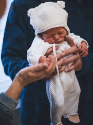 Ayza Vagapova Instagram - Пожалуй, сегодня подходящий день, чтобы назвать свой самый большой страх, дать выход этому чувству и постараться избавиться от него…

За два месяца до того, как внутри меня, в унисон моему сердцу, забилось маленькое сердечко Элвиса, я потеряла малыша. У меня была замершая беременность, и врачи настоятельно рекомендовали не беременеть год, но я не послушала и уже через полтора месяца снова забеременела.

Беременность прошла хорошо, малыш был в полном порядке, а вот я — нет.
Я жила в постоянном страхе, что снова потеряю ребёнка. За эти 40 недель я буквально свела свой мозг с ума — тревога не отпускала меня ни на минуту. Я ходила к врачам слушать сердцебиение через день. Я бесконечно сдавала анализы, прислушивалась к каждому сигналу своего тела и даже придумала себе странный «тест»: представляла тофу. Если меня тошнило от одной мысли о нём — значит, с малышом всё в порядке.

Я очень хотела родить Элвиса самостоятельно, но после 22 часов схваток у меня не получилось, и мне сделали экстренное кесарево. Я увидела здорового малыша, хоть и уставшего от долгих часов в схватках. Мой тревожный мозг не давал покоя даже ему. Но он был здоров, и все 6 дней, что я провела в роддоме, я не выпускала Элвиса из рук и была счастлива. На время тревога ушла.

На 7-й день нас выписали домой. Я порхала от счастья! Совсем не мучилась от недосыпа, напрочь отказалась от няни — всё сама. Элвис не слезал с груди, ему постоянно хотелось есть, он успокаивался только рядом со мной. 24/7 на груди. Вес набирался медленно для первых дней…

Звонок из роддома. Голос педиатра: «Через месяц приходите на дополнительный анализ крови, у вашего сына подозрение на муковисцидоз». И — короткие гудки.

«Что такое муковисцидоз и почему так долго ждать анализа?» — первая мысль в моей голове… пока я не открыла Google.

Моё сердце было разбито.
Процент выживаемости до года очень мал… Я не буду пересказывать весь тот ужас, что узнала в интернете. Просто представьте, что я чувствовала...
Продолжение в комментариях…👇🏽